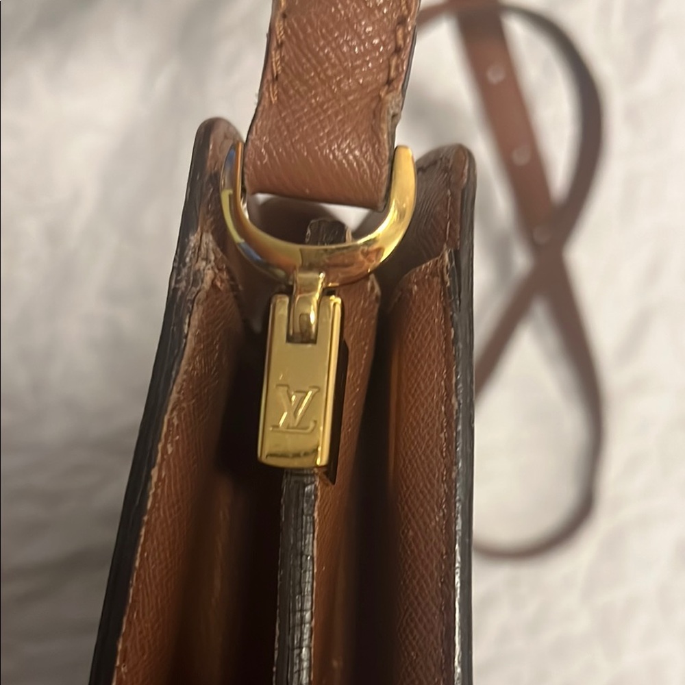 She’s Turning 30! Vintage 1996 Louis Vuitton Courcelles Monogram Crossbody Bag - Picture 3 of 11